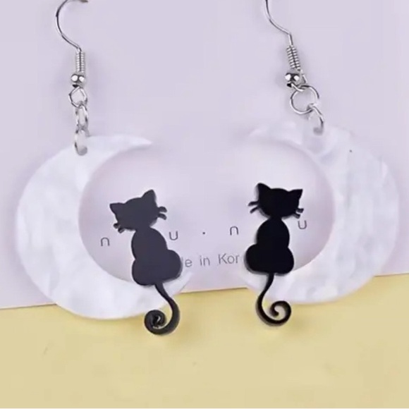 Accessories - Cat on moon earrings black and white @c